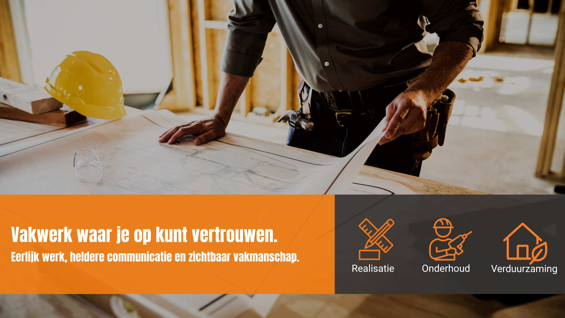 Een bouwvakker bekijkt bouwtekeningen - Mulder Bouwbedrijf