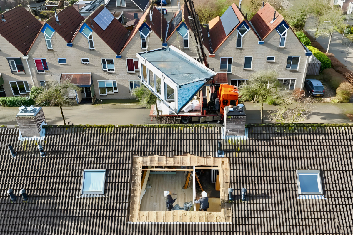 Bouwvakker werkt aan een bakstenen muur - Mulder Bouwbedrijf